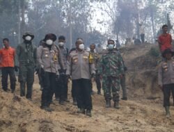 Wakapolda Riau Bersama Bupati Rokan Hulu Pimpin Pemadaman Api di Wilayah Rokan Hulu