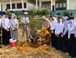 Kasat Binmas Polres Pelalawan Sosialisasi Green Policing serta penanaman Bibit Pohon Di SMA Bernas Binsus