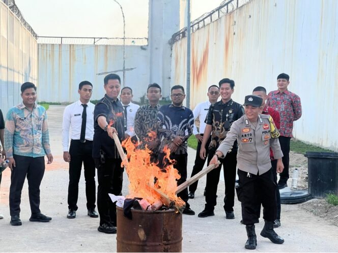 
 Rutan Batam Musnahkan Barang Bukti Hasil Razia, Wujud Nyata Komitmen Ciptakan Lingkungan Pemasyarakatan yang Aman dan Tertib
