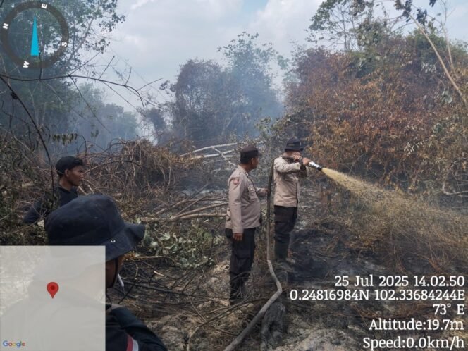 
 Polres Pelalawan Bersama Tim Gabungan Sigap Padamkan Api di Lokasi Karhutla Kecamatan Teluk Meranti Kabupaten Pelalawan