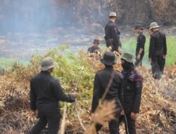 Dansat Brimob Polda Riau : Kesigapan dan solidaritas Brimob Polda Riau respon cepat padamkan api