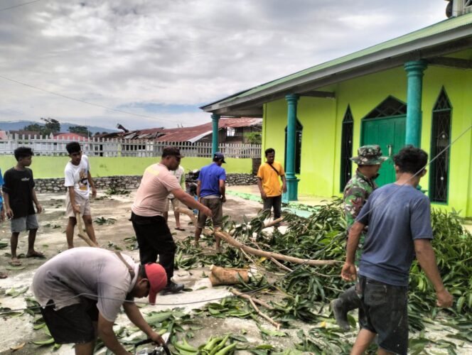 
 Pasca Cuaca Ekstrem di Sigi, Kapolsek Biromaru Pimpin Kerja Bakti Bantu Warga Terdampak