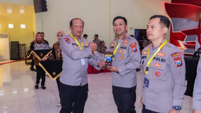 
 Sukses Selesaikan Sejumlah Perkara Tindak Pidana Polresta Sidoarjo Raih Penghargaan dari Kapolda Jatim