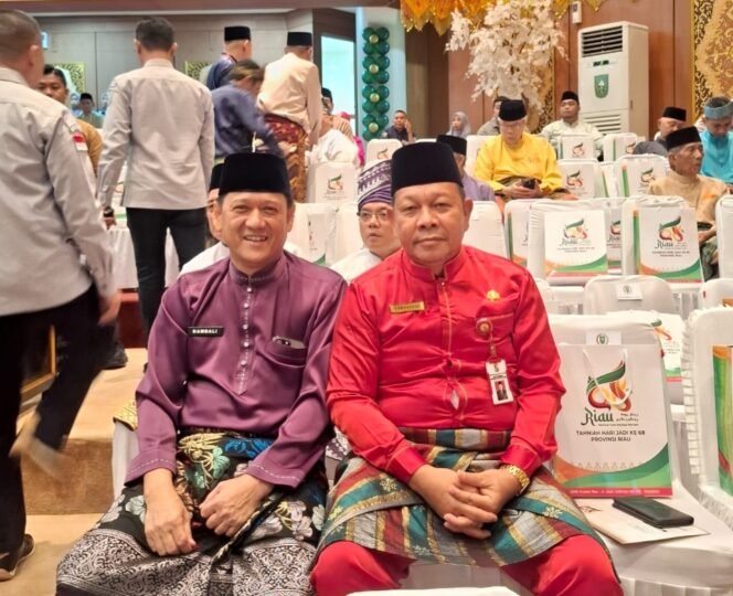 
 Asisten II Setda Pelalawan Wakili Bupati Hadiri Rapat Paripurna HUT ke-68 Provinsi Riau di Pekanbaru