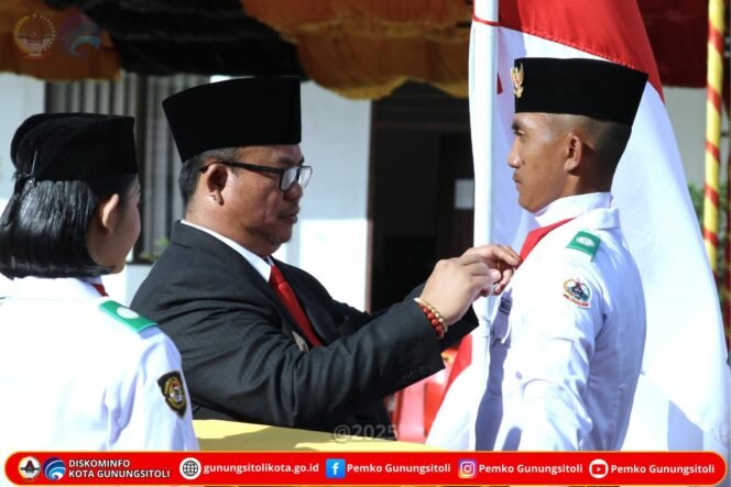 
 Wali Kota Gunungsitoli Sowa’a Laoli Kukuhkan PASKIBRAKA Kota Gunungsitoli Tahun 2025