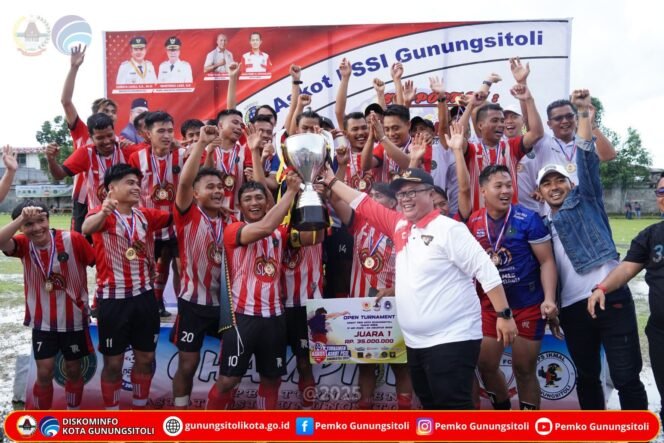 
 Wali Kota Gunungsitoli Saksikan Laga Final Piala PSSI Sekaligus Serahkan Hadiah Kepada Para Juara