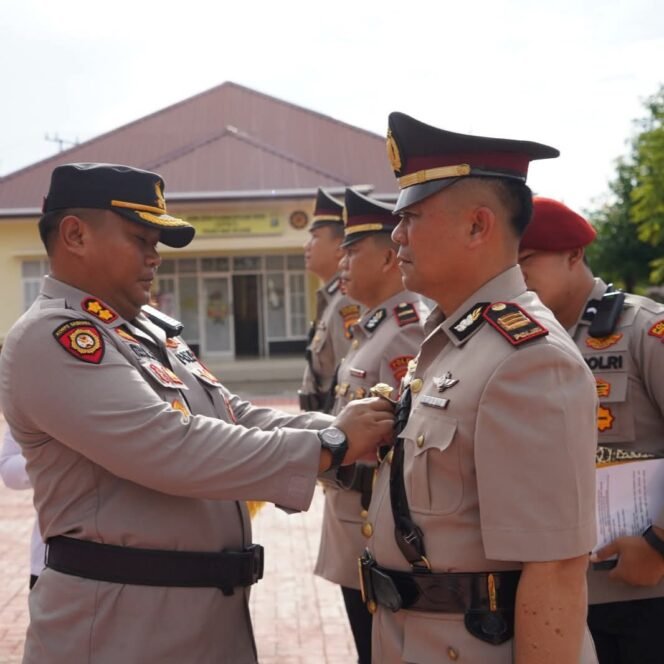 
 Kapolres Nias Selatan, AKBP Ferry Mulyana Sunarya, S.I.K, yang bertindak sebagai Inspektur Upacara Serah Terima Jabatan