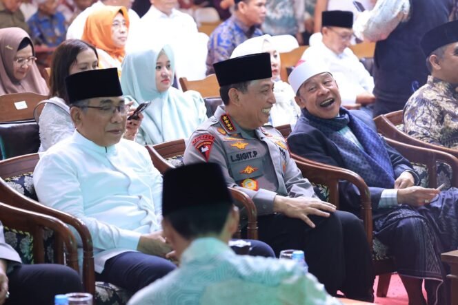
 Kapolri Hadiri Haul Pondok Bubtet Pesantren di Cirebon, Ulama dan Polri saling Melengkapi