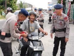 Tingkatkan Rasa Nasionalisme, Brimob Polda Riau Bagikan Bendera Merah Putih ke Masyarakat