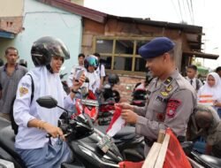 Tingkatkan rasa Nasionalisme, Brimob Polda Riau bagikan bendera merah putih ke masyarakat