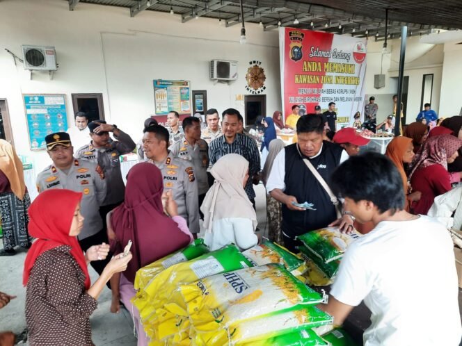 
 Operasi Pasar Murah Polres Pelalawan Dan Bulog Stabilisasi Harga Pangan Untuk Masyarakat