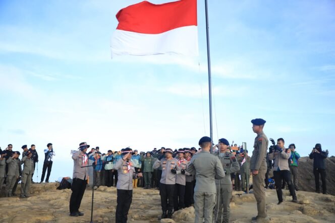 
 Jelang HUT RI ke-80, Polda Jabar Kibarkan Bendera Merah Putih di Puncak Gunung Ciremai