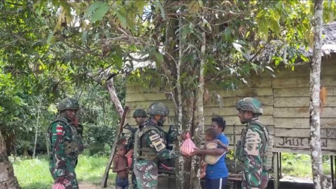 
 Satgas Pamtas Yonif 763/SBA Pos JOSHIRO Gelar Kegiatan Pembagian Sembako Kepada masyarakat kampung