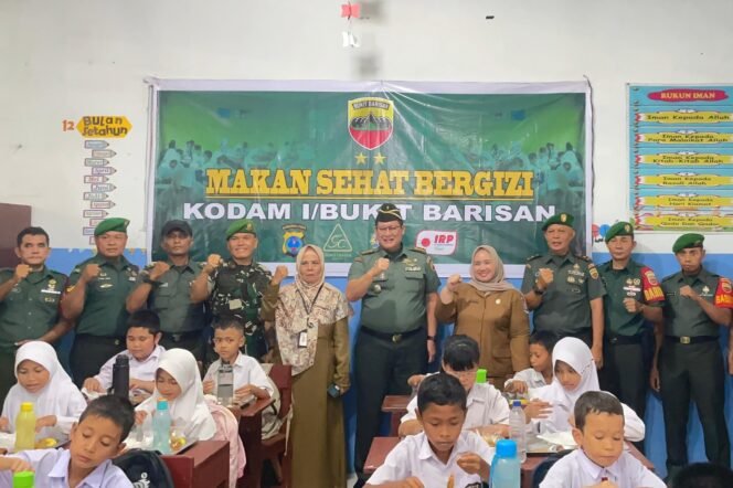 
 Kodam I/BB Bagikan 160 Paket Makan Sehat ke Siswa SD di Desa Tembung