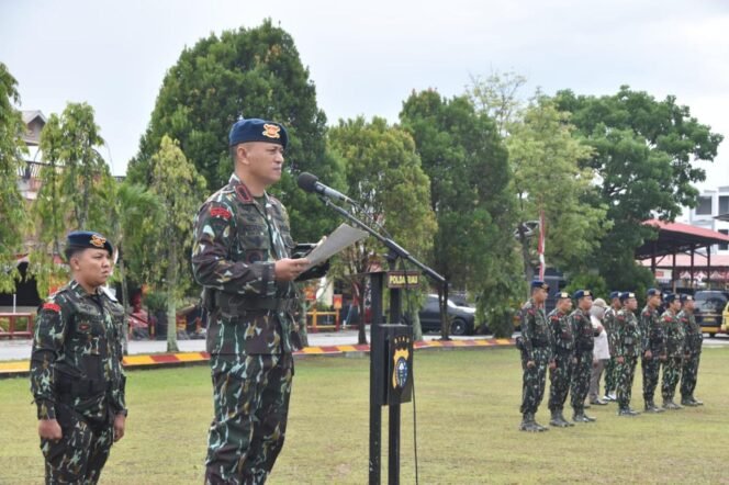 
 Dansat Brimob Polda Riau pimpin upacara serah terima Tunggul Batalyon A dan Batalyon B Pelopor