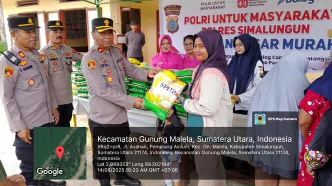 
 Wakapolres Simalungun Turun Langsung Pimpin Giat Pasar Beras Murah SPHP di Mako Polsek Bangun