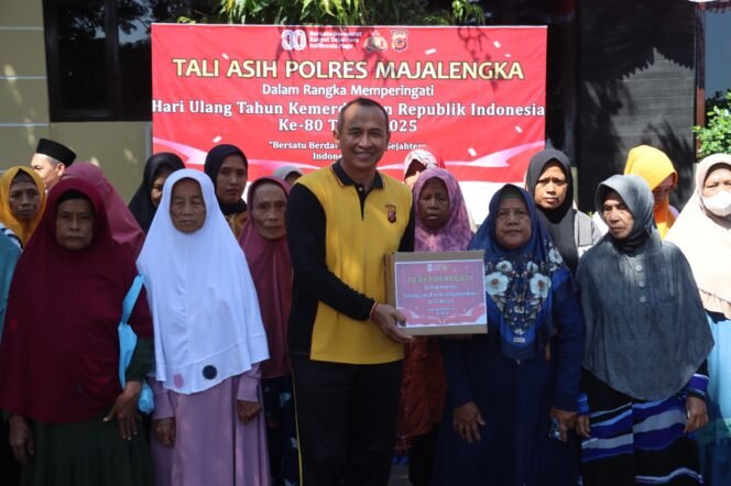 
 Sambut HUT RI ke 80, Polres Majalengka Gelar Bakti Sosial Bagikan 60 Paket Sembako