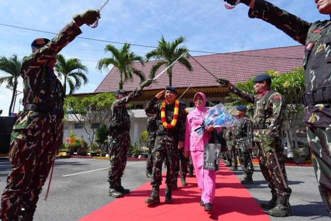 
 Dansat Brimob Riau Pimpin Pelepasan Purnabakti 4 Personel Terbaik