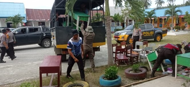 
 Pasca Gempa Polres Poso, Brimob dan Satgas Madago Raya Evakuasi Peralatan Sekolah SDN 1 Tangkura