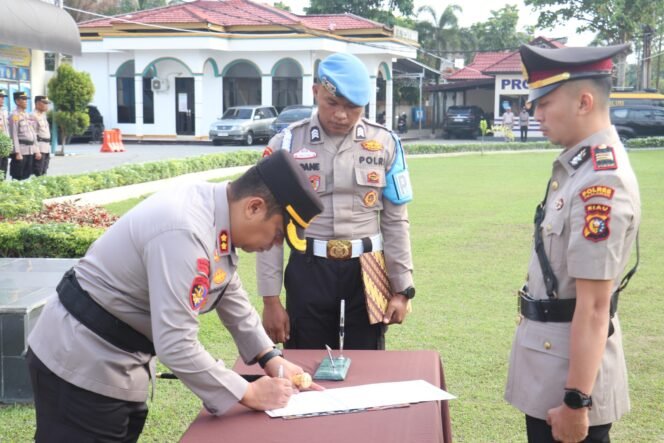 
 Kapolres Pelalawan Jadi Inspektur Upacara Pada Acara Serah terima Jabatan Kapolsek Ukui di Polres Pelalawan