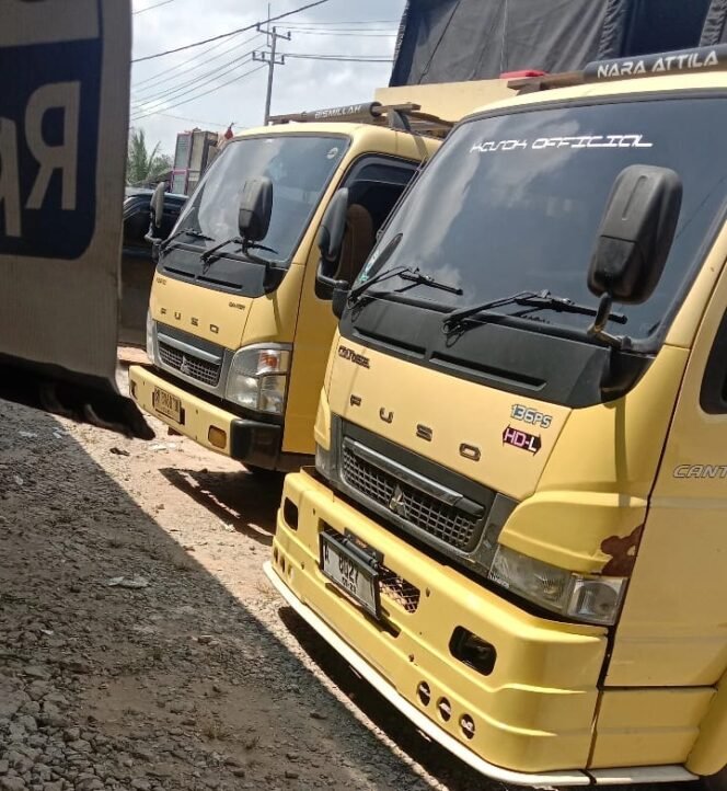 
 Mencurigakan Diduga Dua Mobil Truk Fuso Angkut BBM Ilegal,Saat Meliput Awak Media Dihalau Para Preman
