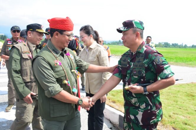
 Danrem 132/Tadulako Dampingi Kepala BNPB Tinjau Daerah Terdampak Gempa di Poso