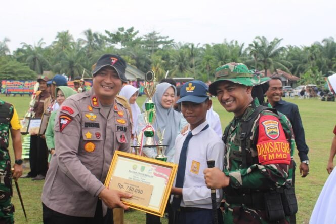 
 Danyon B Pelopor menghadiri Upacara penutupan TMMD ke – 125
