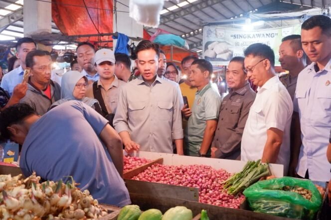 
 Kapolda Kalbar Dampingi Wapres Gibran Tinjau Pasar Plamboyan Pontianak