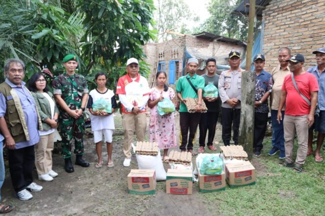 
 Kapolres Simalungun Bersama Forkopimda Salurkan Bantuan Kemanusiaan kepada Korban Angin Puting Beliung