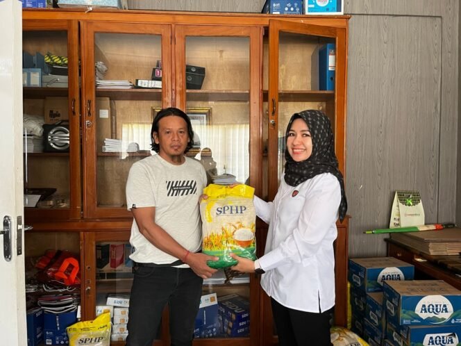 
 Peduli Kepada Wartawan, Kapolres Palopo Berbagi Beras