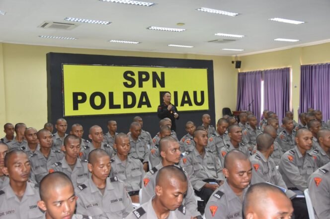 
 Dansat Brimob Riau Berikan Materi dan Motivasi Kepada Siswa Diktukba SPN Polda Riau 2025