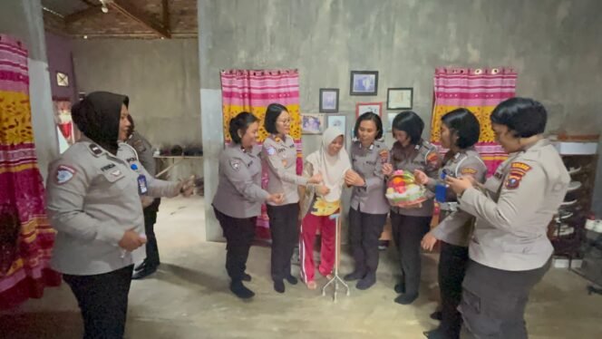 
 Polwan Polres Simalungun Hadir di Tengah Masyarakat, Wujudkan Kehadiran Negara Jaga Kamtibmas dalam HUT Polwan ke-77