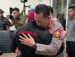 Kapolri Peluk dan Minta Maaf Langsung Kepada Keluarga Korban Tewas Tertabrak Kendaraan Rantis Brimob