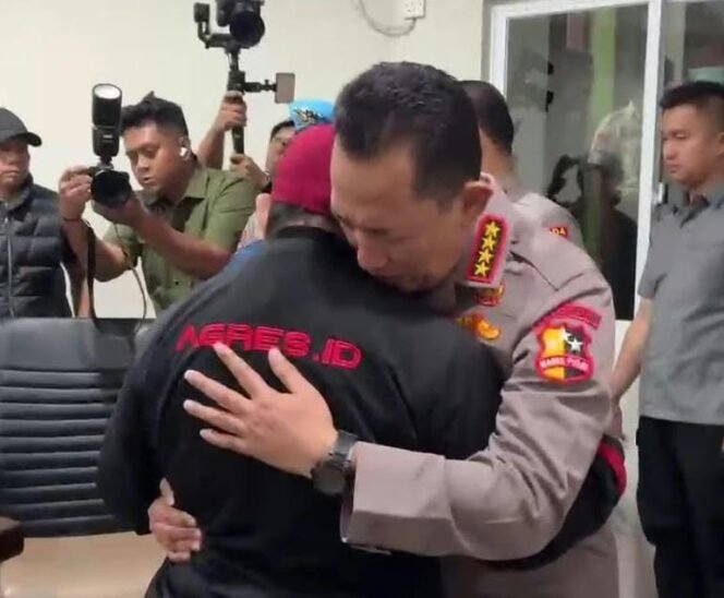 
 Kapolri Peluk dan Minta Maaf Langsung Kepada Keluarga Korban Tewas Tertabrak Kendaraan Rantis Brimob 