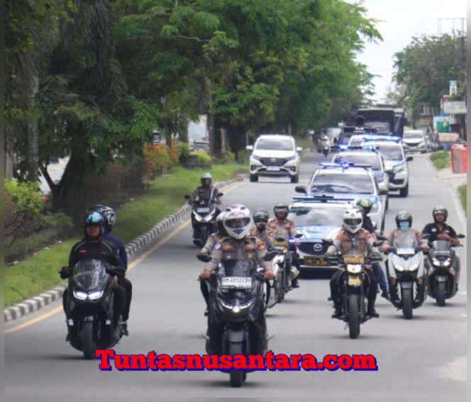 
 Polres Pelalawan Melaksanakan Patroli Skala Besar & Show Of Force Dalam Rangka Monitoring dan Pantau Situasi Kantibmas