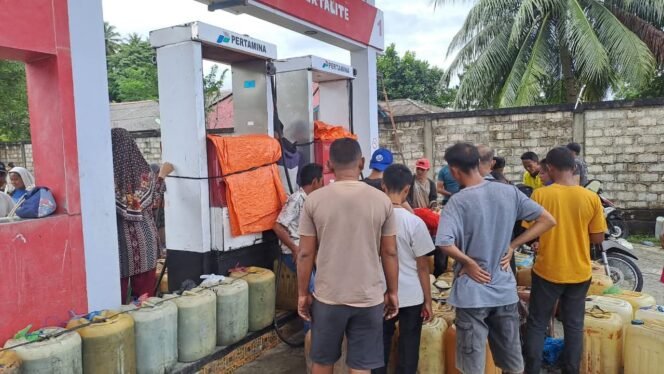 
 Kanit Reskrim Polsek Pulau-Pulau Batu  Polres Nias Selatan Klarifikasi Video Viral Terjadinya Keributan Mengamankan BBM Polisi Bertindak Sesuai Aturan