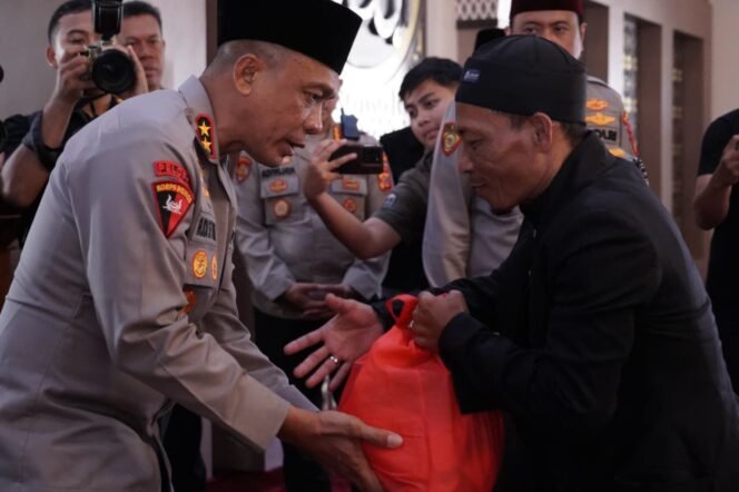 
 Kapolda Jabar Gelar Do’a Bersama dengan Anak Yatim dan Personel Polda untuk Kedamaian Bangsa