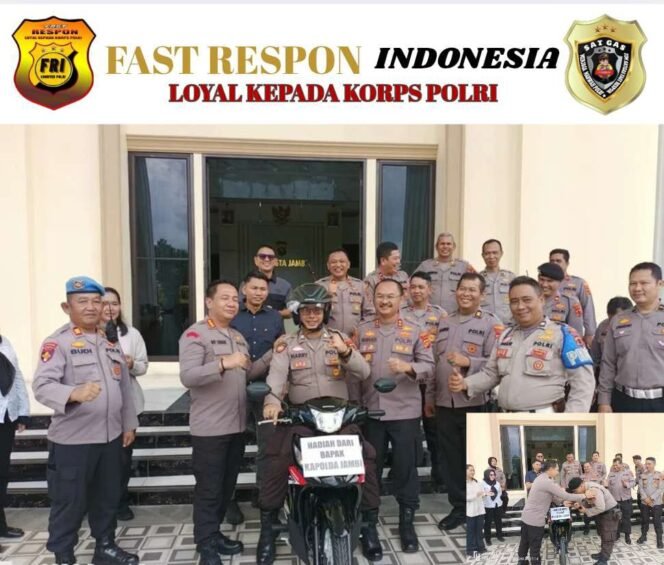 
 Luar Biasa, Rasa Empati Kapolda Jambi Ganti Sepeda Motor Personel Polresta Jambi Yang Dibakar Pendemo Saat PAM Demo