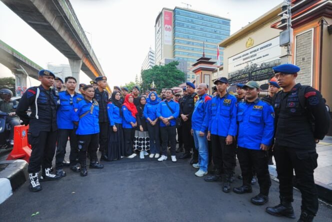
 Buruh KSPSI dan Polri Adakan Bakti Sosial, Ratusan Paket Sembako Dibagikan kepada Warga