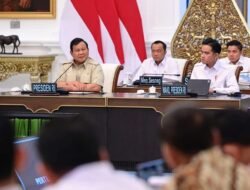 Memimpin Rapat Terbatas Bersama Wakil Presiden Serta Sejumlah Menteri Kabinet Merah Putih di Istana Merdeka