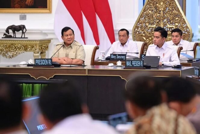 
 Memimpin Rapat Terbatas Bersama Wakil Presiden Serta Sejumlah Menteri Kabinet Merah Putih di Istana Merdeka