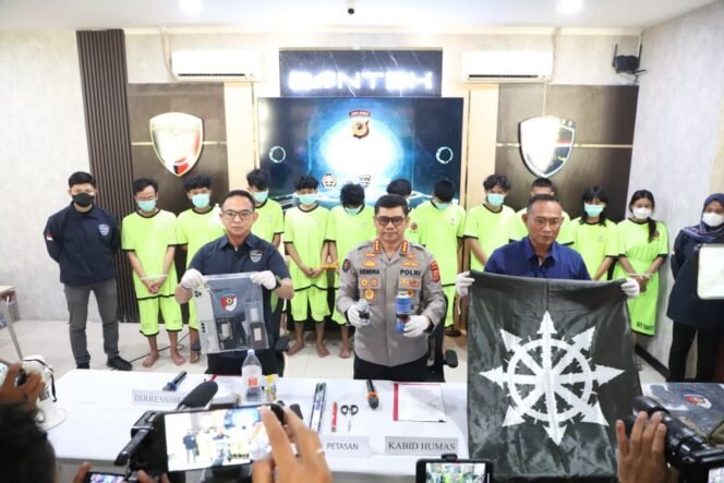
 Polda Jabar  Ungkap 12 Tersangka Kasus Bom Molotov, 11 Dihadirkan Dalam Konferensi Pers