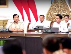 Wapres Republik Indonesia Gibran Rakabuming Menghadiri Rapat Terbatas Bersama Para Menteri Kabinet Merah Putih di Istana Merdeka