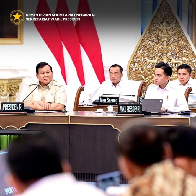 
 Wapres Republik Indonesia Gibran Rakabuming Menghadiri Rapat Terbatas Bersama Para Menteri Kabinet Merah Putih di Istana Merdeka