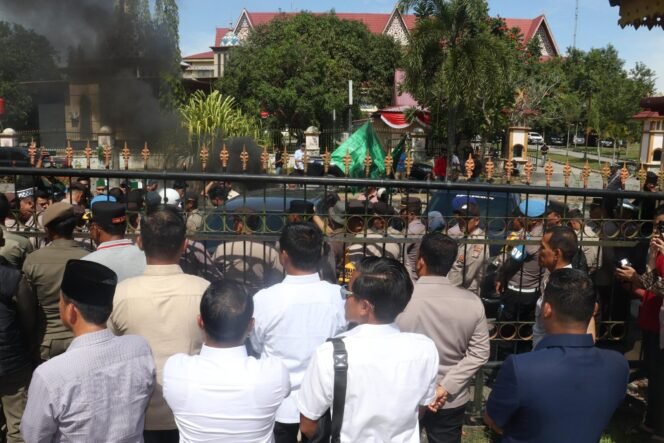 
 Aksi Unjuk Rasa Oleh Himpuman Mahasiswa Islam (HMI) Di DPRD Pelalawan Berlangsung Damai