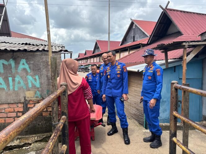 
 Sambangi Warga Pulau Pandan, Dirpolairud Polda Jambi Berikan Himbauan Kamtibmas.