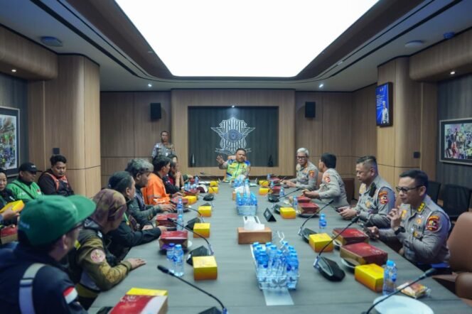 
 Polantas Menyapa Bersama Komunitas Ojek Online, Kakorlantas Ingatkan Keselamatan di Jalan Utama
