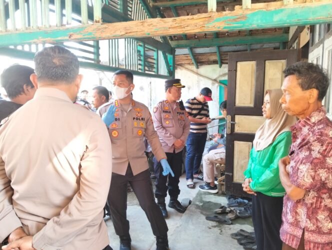 
 Polisi Evakuasi Seorang Ibu Yang Bunuh Diri dan Jerat Leher Dua Putranya
