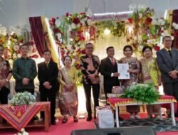 Kadis Dukcapil Kab. Nias Hadiri Acara Pesta Adat Dan Menyerahkan Langsung Akta Perkawinan Kepada Kedua Mempelai