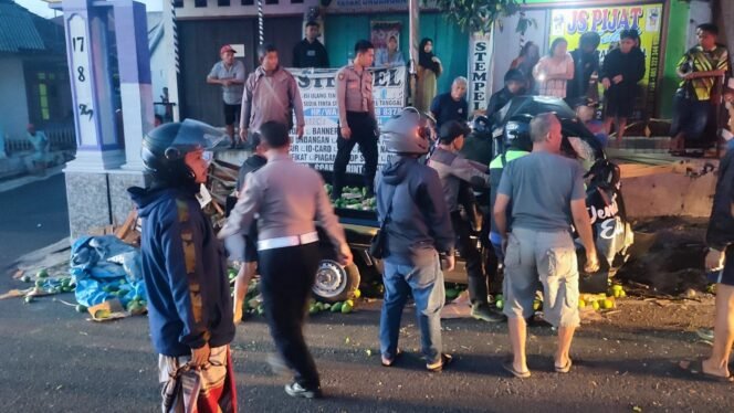 
 Reaksi Cepat Polisi  Bantu Evakuasi Peristiwa Laka Lantas